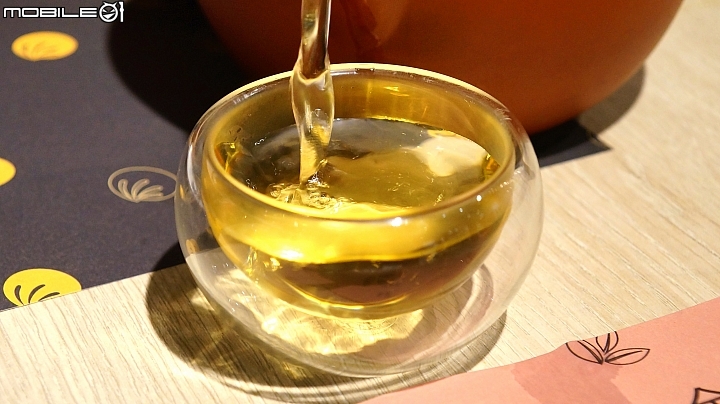 黃金烏龍清香典雅，金品茶語時尚創新