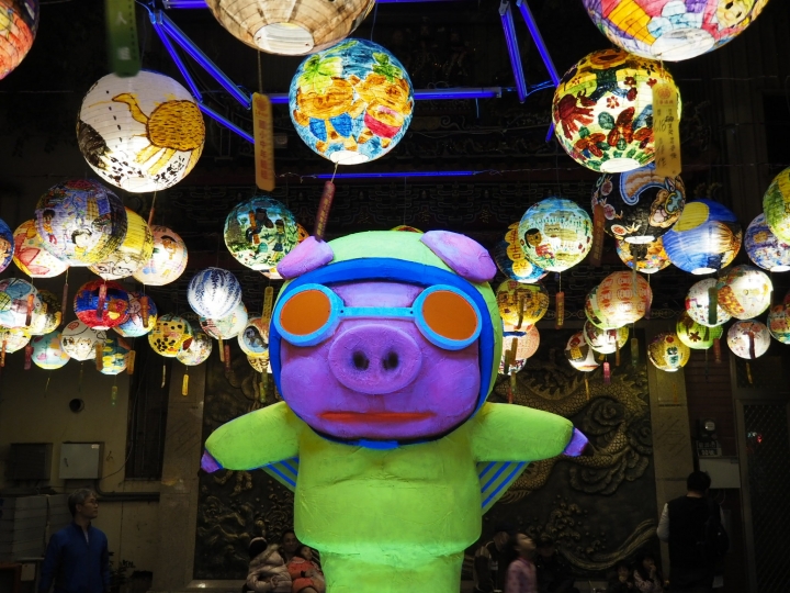 台南走春 …普濟殿燈會、魚餃意麵美食 ！