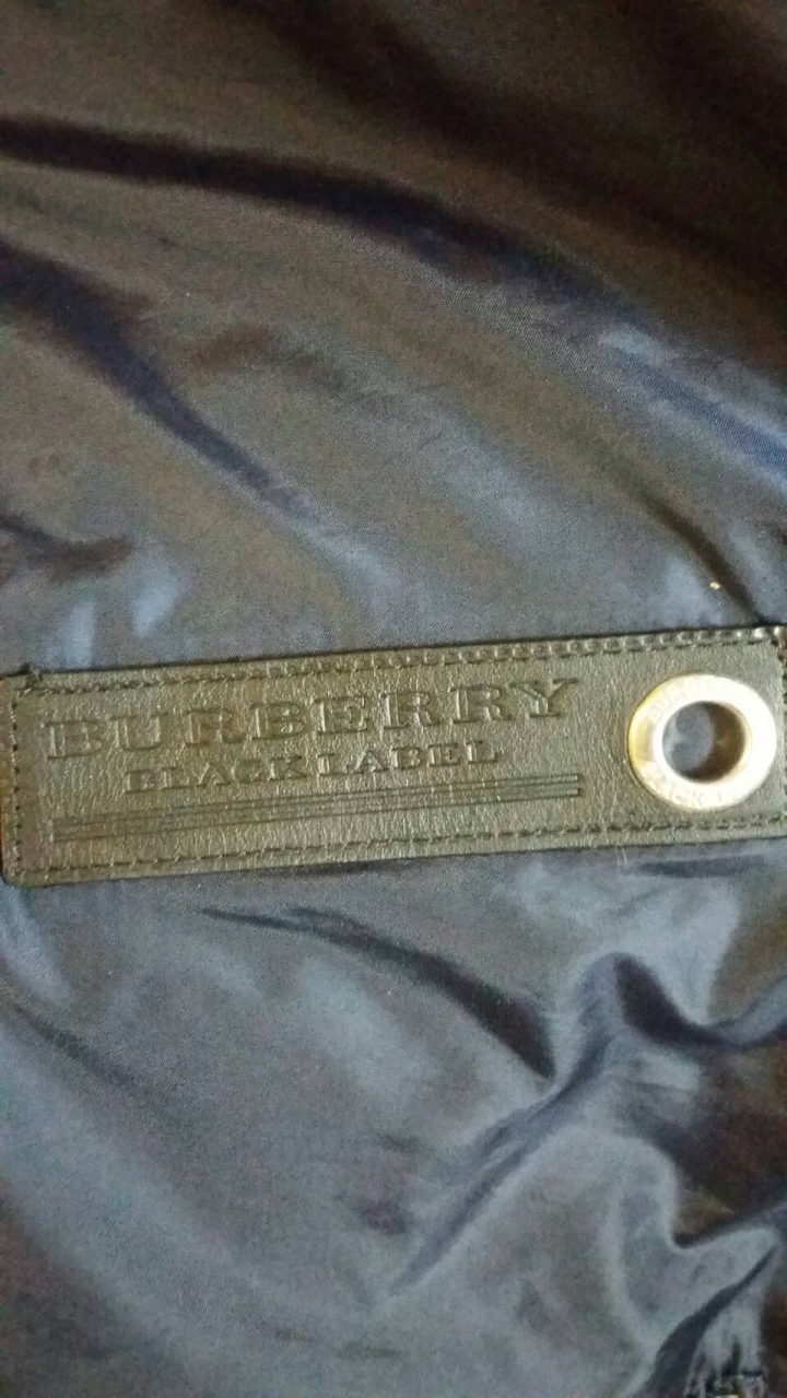 請問各位大大，可以幫我看一下這件burberry外套是真品嗎？謝謝。