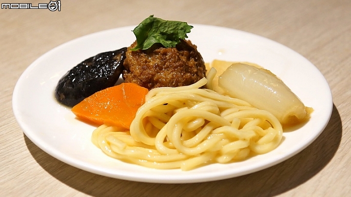 小籠湯包多彩繽紛，獅子頭麵紅燒夠味，黃金烏龍金箔添貴，流星烏龍珠光寶氣，年前二訪金品茶語