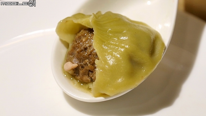 小籠湯包多彩繽紛，獅子頭麵紅燒夠味，黃金烏龍金箔添貴，流星烏龍珠光寶氣，年前二訪金品茶語