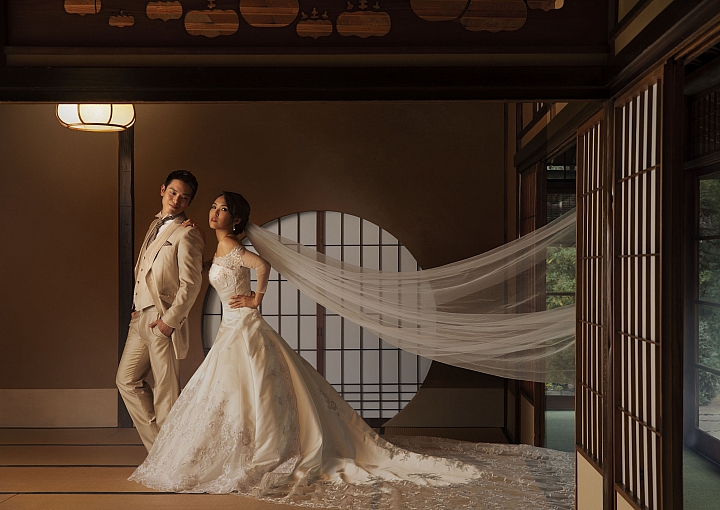 「日本婚紗拍攝」只要人到，兩手空空的拍攝完畢！在「你的名字」、「三月的獅子」等著名電影及日劇景點，留下屬於你的美好回憶！