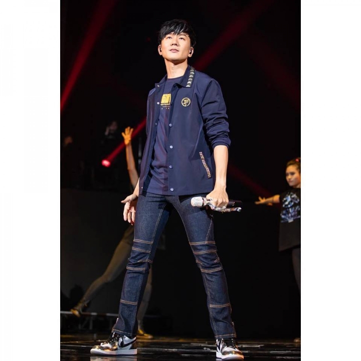 名人穿啥｜演唱會也是曬鞋的天地！林俊傑小巨蛋開唱身上行頭數不清，KAWS、AIR JORDAN 一個都少不了
