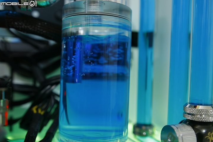 點我看大圖 【自組水冷電腦分享】迎廣很多303系列的機殼。該怎麼讓它跟一般的主機不一樣呢?
