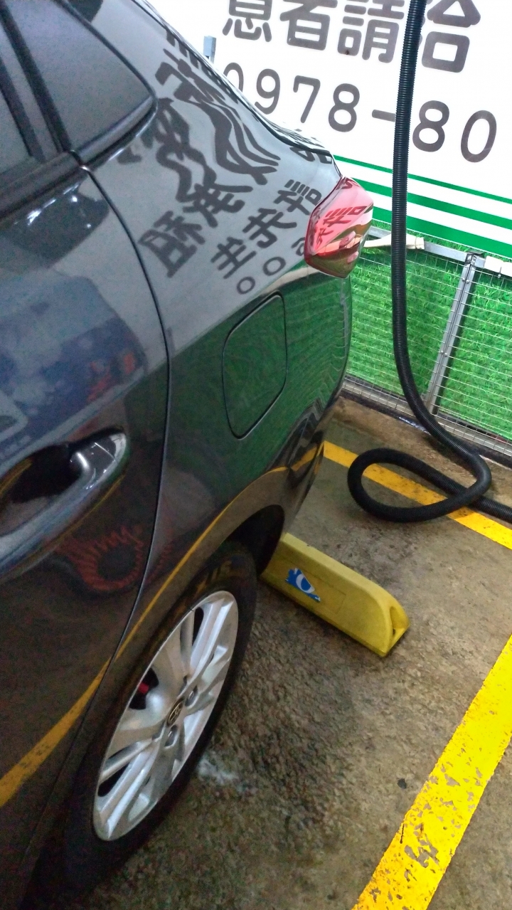 [障礙解除][請益]內湖室內停車，車漆被腐蝕！！請問該如何補救？