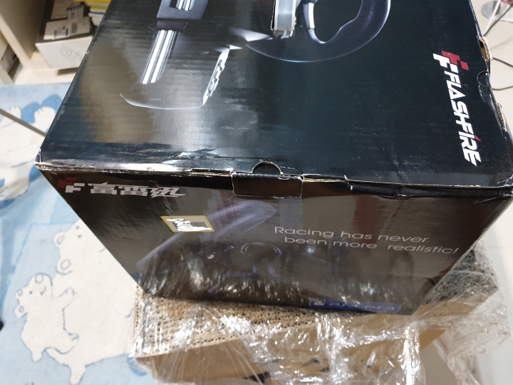 燦坤線上購物請三思之寄來的PS4方向盤的慘樣XD