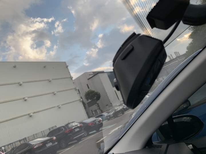 TOYOTA的原廠行車紀錄器容易因為大熱天底下脫落
