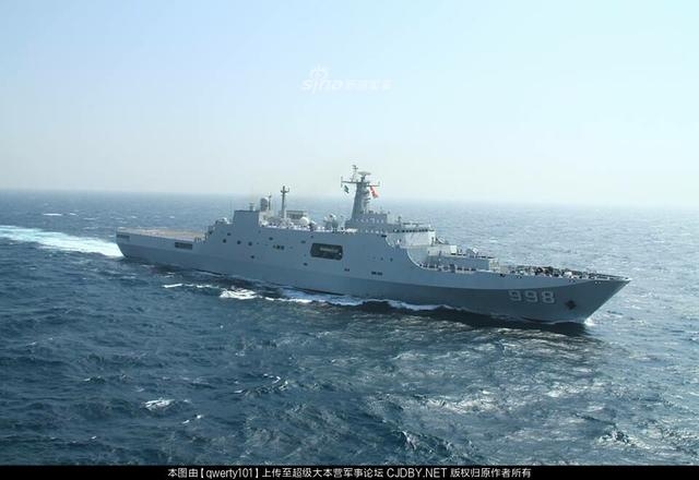 美軍伯克艦為解放軍兩棲登陸艦護航！