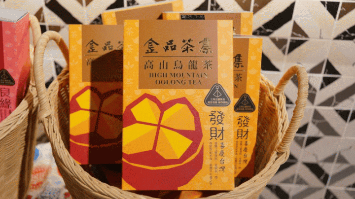 小籠湯包多彩繽紛，獅子頭麵紅燒夠味，黃金烏龍金箔添貴，流星烏龍珠光寶氣，年前二訪金品茶語