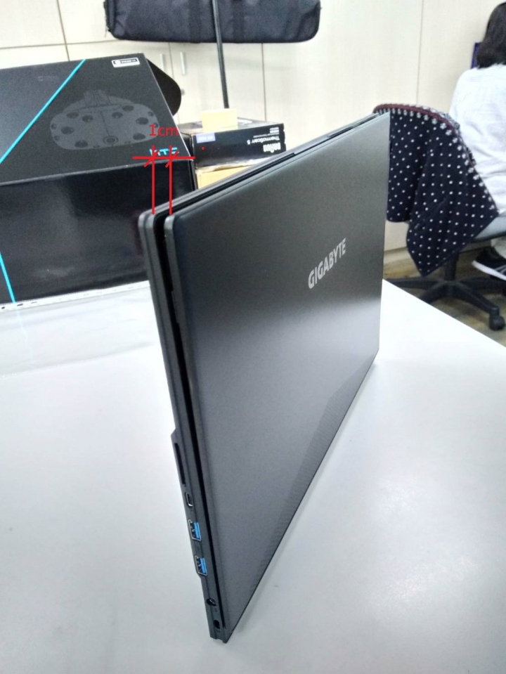 GIGABYTE AERO 15X (i7-8750H) 15.6吋 =螢幕合起來，無法自然閉合。