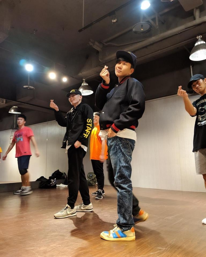 名人穿啥｜演唱會也是曬鞋的天地！林俊傑小巨蛋開唱身上行頭數不清，KAWS、AIR JORDAN 一個都少不了