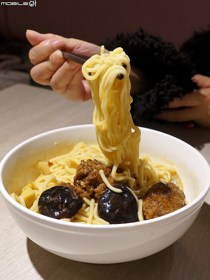 小籠湯包多彩繽紛，獅子頭麵紅燒夠味，黃金烏龍金箔添貴，流星烏龍珠光寶氣，年前二訪金品茶語