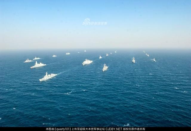 美軍伯克艦為解放軍兩棲登陸艦護航！