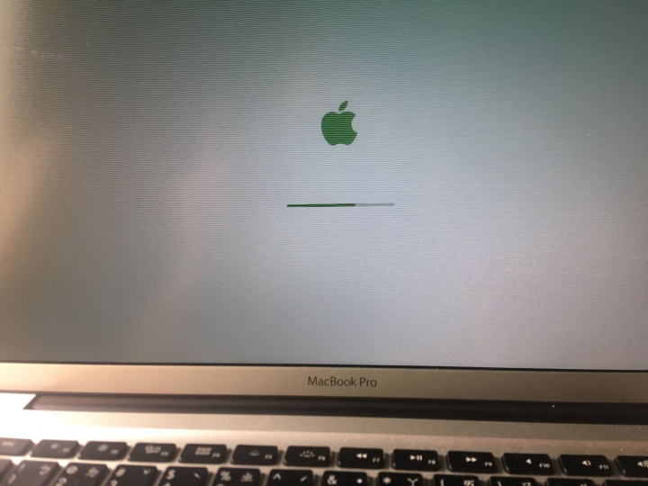求助macbook突然當機
