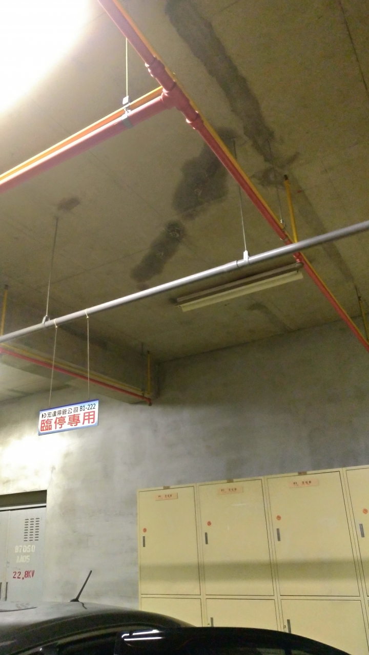 [障礙解除][請益]內湖室內停車，車漆被腐蝕！！請問該如何補救？