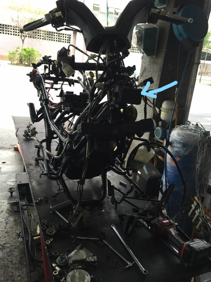 K-XCT 喇叭後面小黑盒 請問有大大知道那是甚麼東西嗎