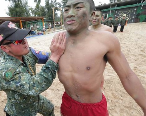 台特種兵將銘牌釘入肉裏