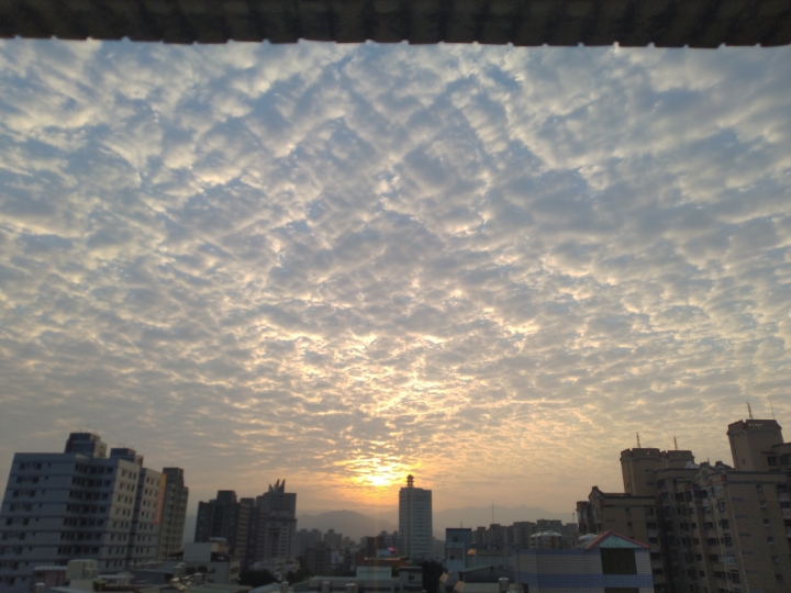 今晨台中市東方出現狀似方塊的雲