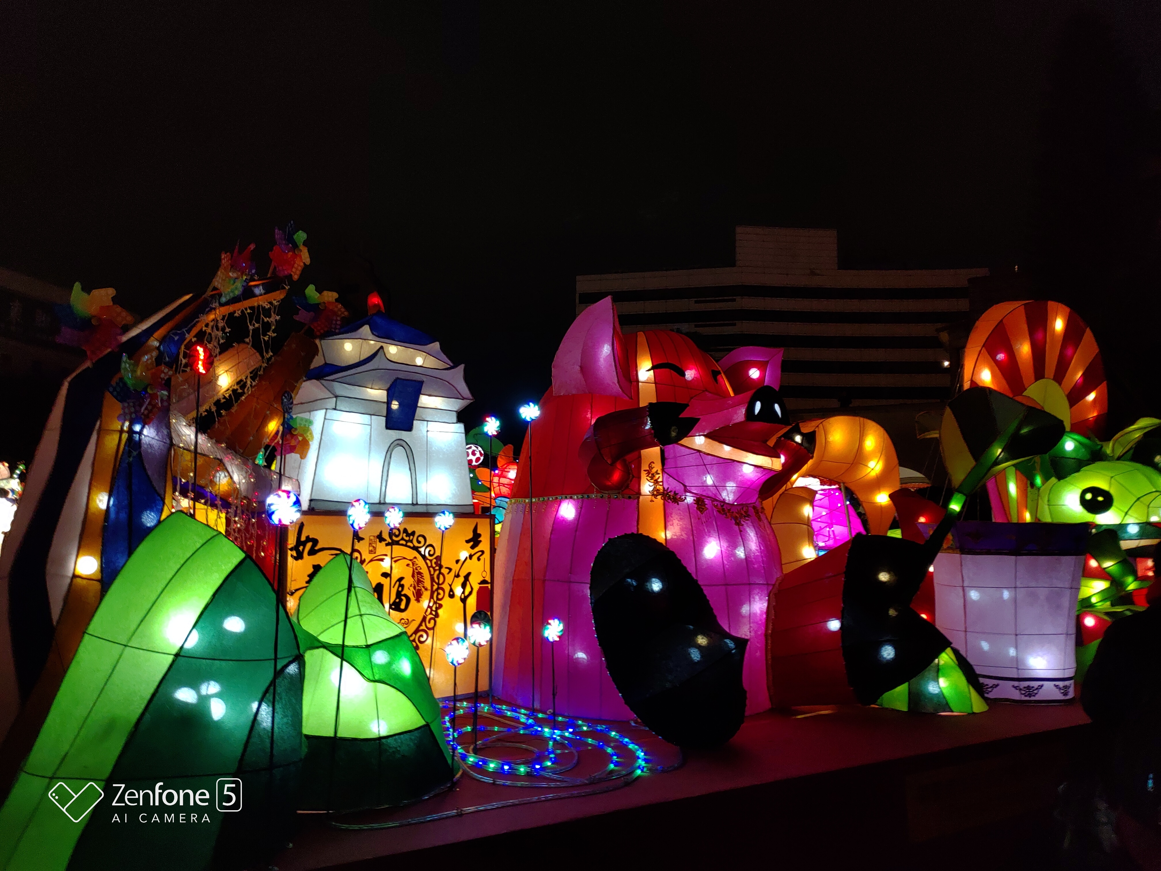 ZenFone 5z 拍花燈照片分享