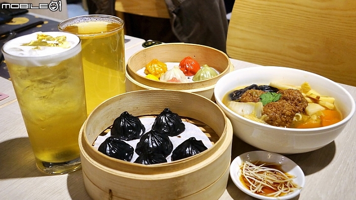 小籠湯包多彩繽紛，獅子頭麵紅燒夠味，黃金烏龍金箔添貴，流星烏龍珠光寶氣，年前二訪金品茶語