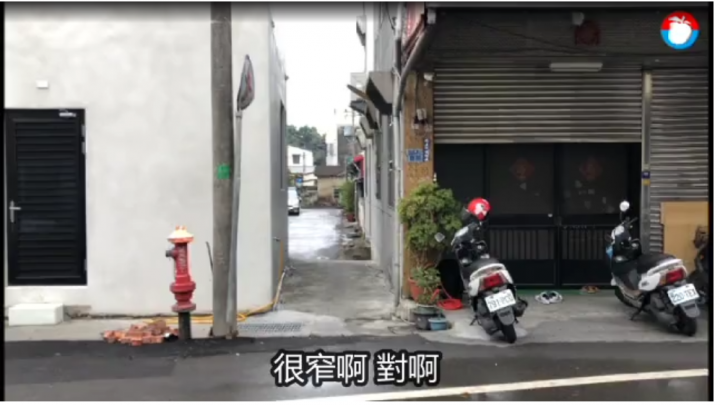 40年來頭一遭！車子抄近路駛進163公分窄巷卡住