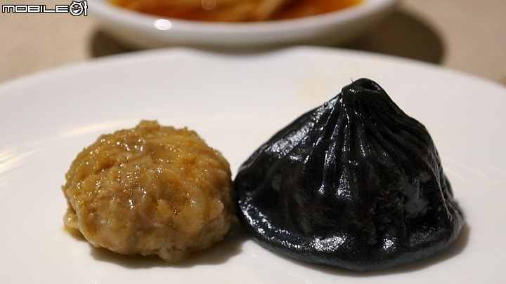 小籠湯包多彩繽紛，獅子頭麵紅燒夠味，黃金烏龍金箔添貴，流星烏龍珠光寶氣，年前二訪金品茶語