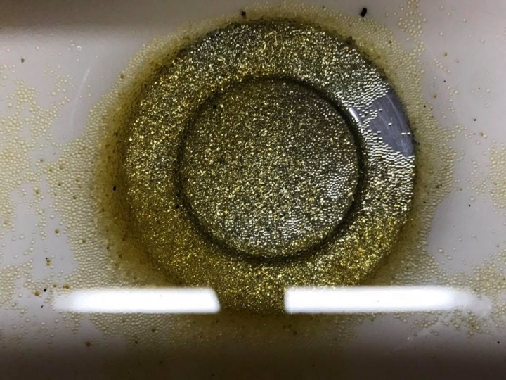 請教浴室洗澡水管常常有黃色小珠子堵塞