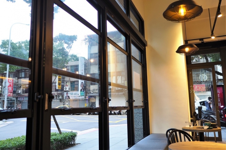 【台北芝山站 | 咖啡廳】感覺Chill又迷人的大人味咖啡廳☞路口加啡 Caffe’Rue