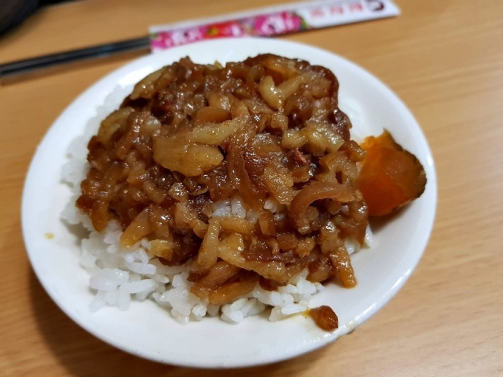 台中市[鬍鬚張台中公益店]2019是人生第一次吃鬍鬚張魯肉飯啊~~應該是以肉皮為主的魯肉飯~~