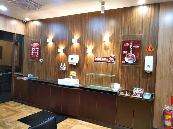 台中市[鬍鬚張台中公益店]2019是人生第一次吃鬍鬚張魯肉飯啊~~應該是以肉皮為主的魯肉飯~~