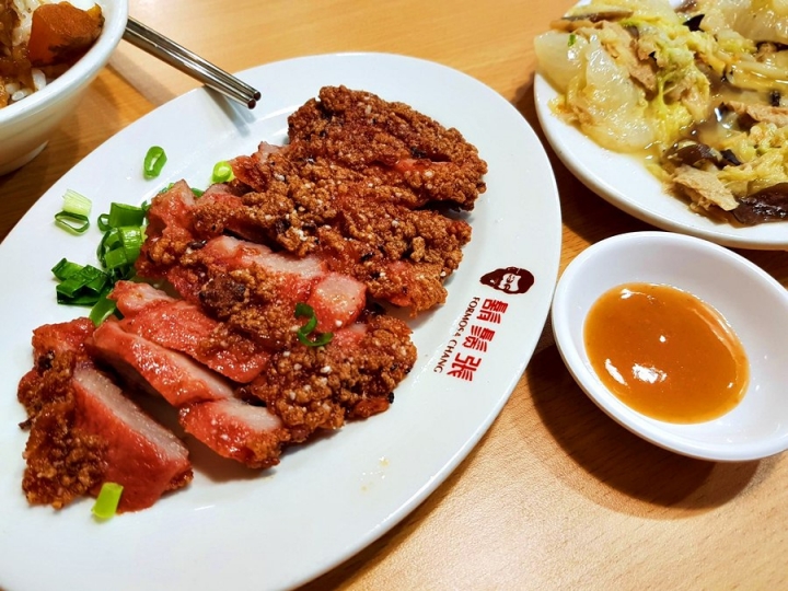 台中市[鬍鬚張台中公益店]2019是人生第一次吃鬍鬚張魯肉飯啊~~應該是以肉皮為主的魯肉飯~~