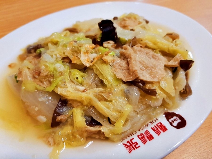 台中市[鬍鬚張台中公益店]2019是人生第一次吃鬍鬚張魯肉飯啊~~應該是以肉皮為主的魯肉飯~~