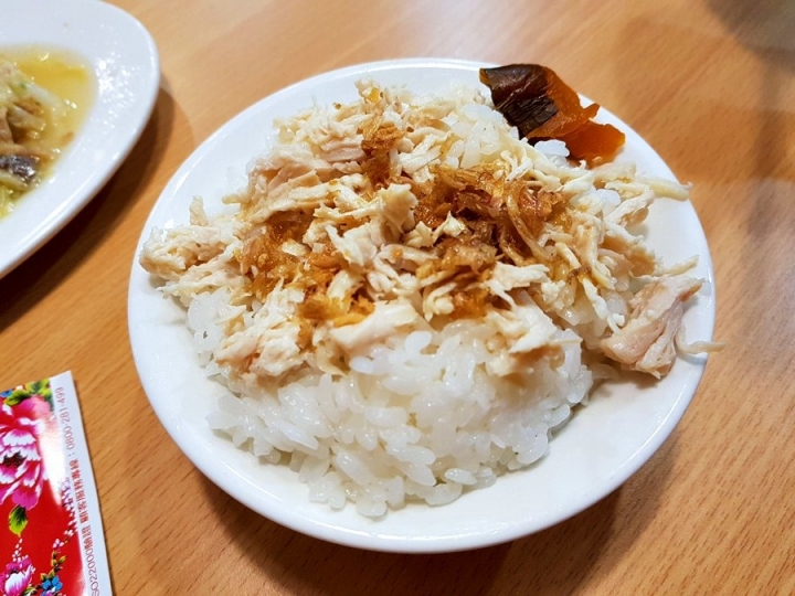 台中市[鬍鬚張台中公益店]2019是人生第一次吃鬍鬚張魯肉飯啊~~應該是以肉皮為主的魯肉飯~~