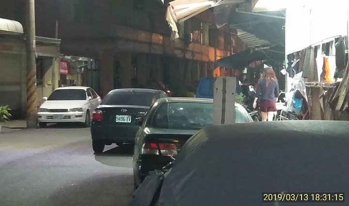 如此停車不算並排停車??那算什麼?人人都可以把路當自家停車場?