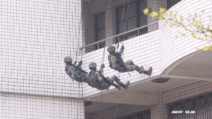 國軍特戰部隊突襲炸毀八卦山敵導航干擾電台(28P)