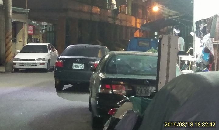 如此停車不算並排停車??那算什麼?人人都可以把路當自家停車場?
