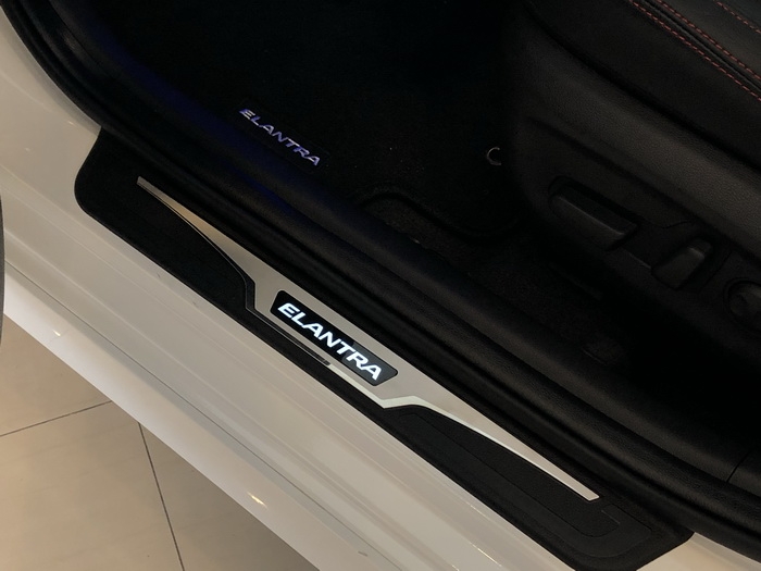 [有影片] elantra 車尾還滿硬的(附贈黑潮版照片)