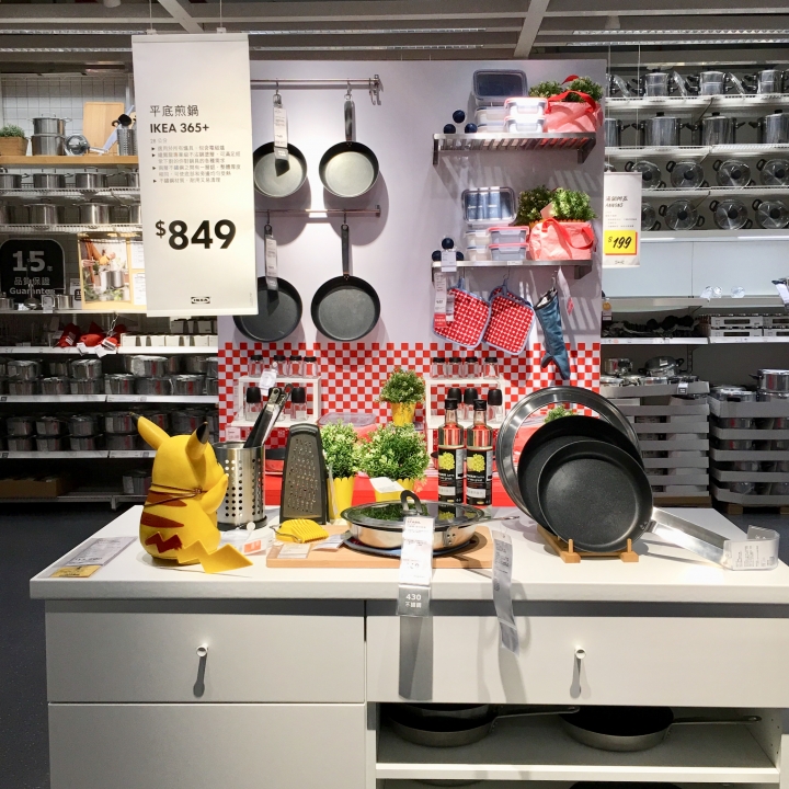 打發時間該去哪裡呢？帶著愛寵 皮卡丘 同逛 IKEA 新莊家具店好像也不錯喔？