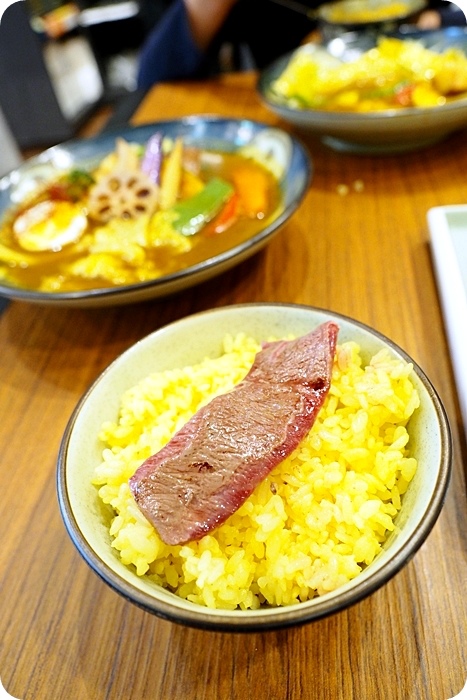 ▋微風南山美食▋樂咖 Loka 湯咖哩！沖繩湯咖哩＋炙燒和牛雙重享受。