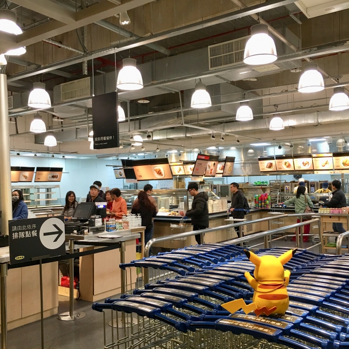 打發時間該去哪裡呢？帶著愛寵 皮卡丘 同逛 IKEA 新莊家具店好像也不錯喔？