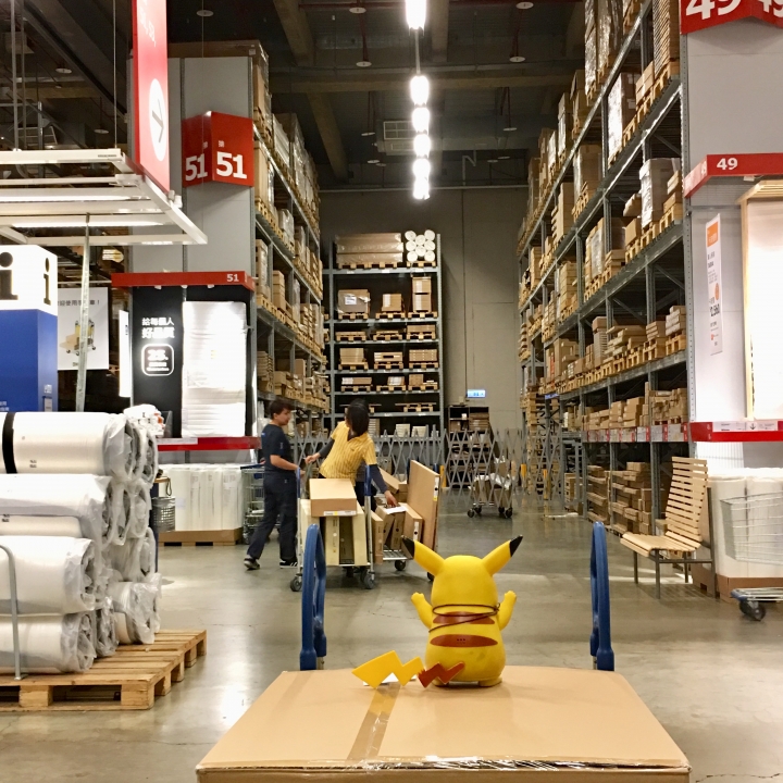打發時間該去哪裡呢？帶著愛寵 皮卡丘 同逛 IKEA 新莊家具店好像也不錯喔？