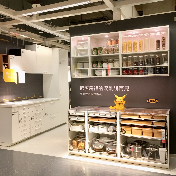 打發時間該去哪裡呢？帶著愛寵 皮卡丘 同逛 IKEA 新莊家具店好像也不錯喔？