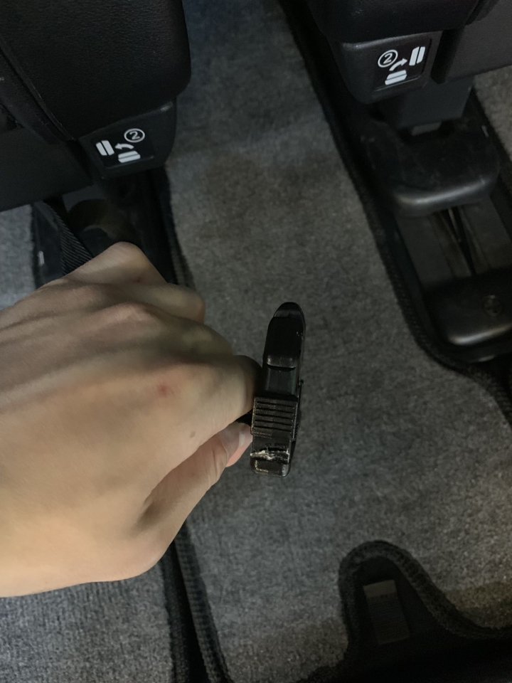 Alphard後座的塑膠扣