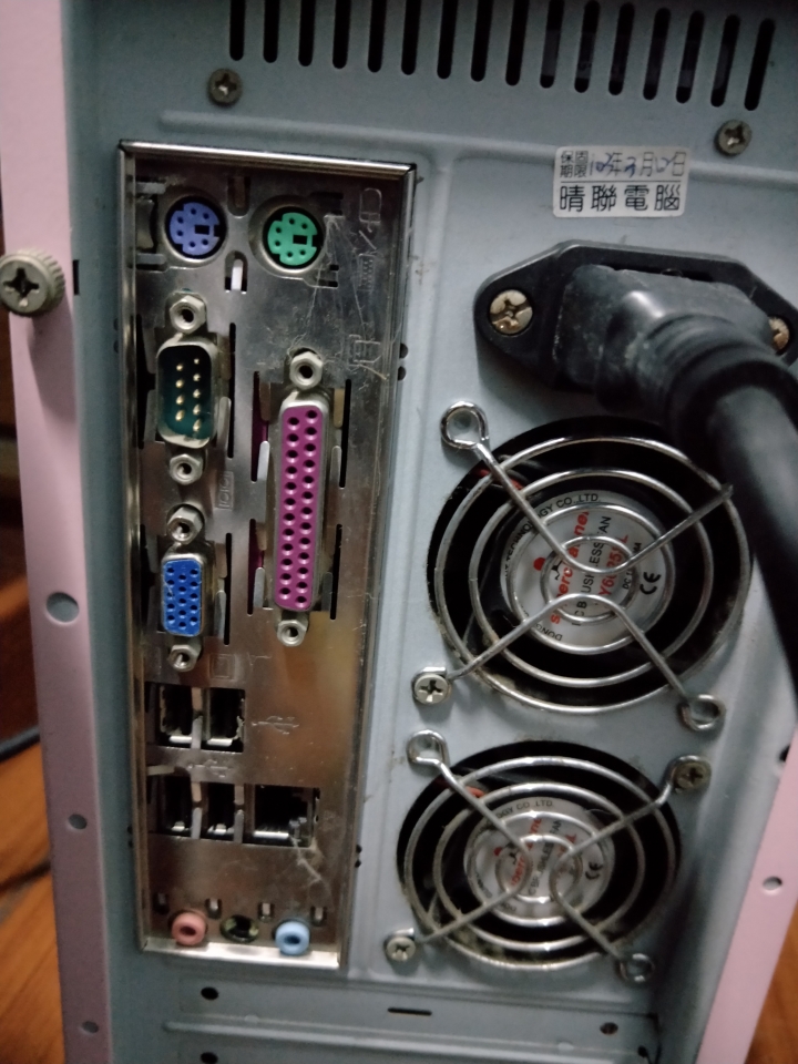 請問VGA電腦怎麼連電腦主機