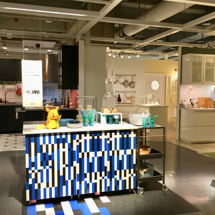 打發時間該去哪裡呢？帶著愛寵 皮卡丘 同逛 IKEA 新莊家具店好像也不錯喔？
