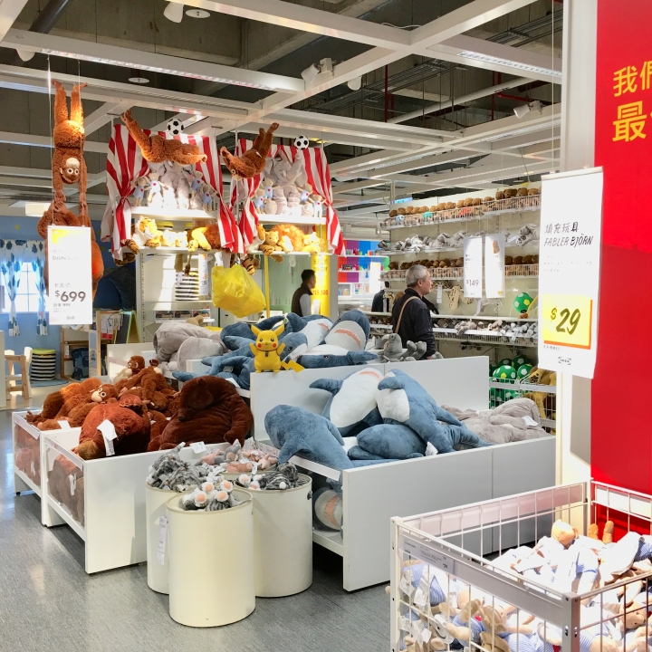 打發時間該去哪裡呢？帶著愛寵 皮卡丘 同逛 IKEA 新莊家具店好像也不錯喔？