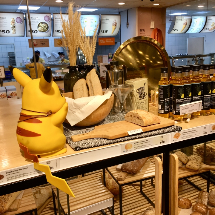 打發時間該去哪裡呢？帶著愛寵 皮卡丘 同逛 IKEA 新莊家具店好像也不錯喔？