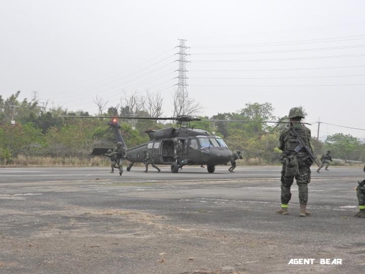 國軍特戰部隊突襲炸毀八卦山敵導航干擾電台(28P)