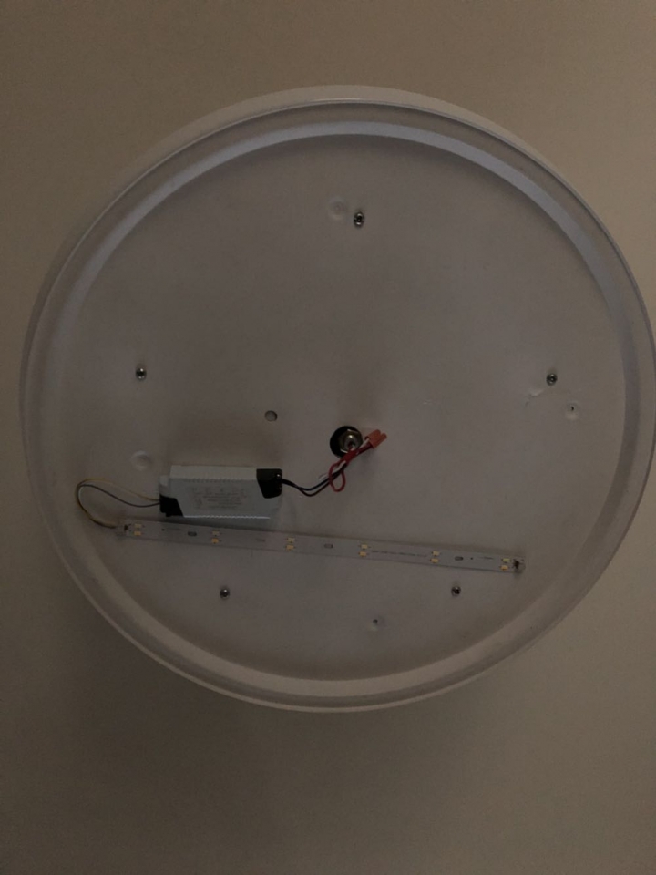 求解：隱形吊扇燈突然不亮，是否安定器壞了