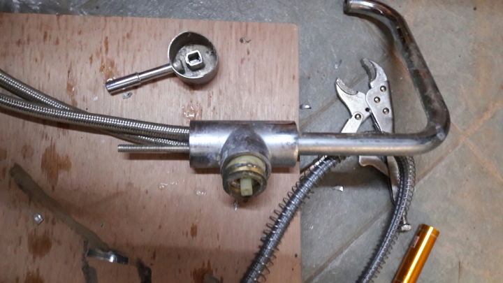 貴死人的單槍水龍頭(換閥芯)